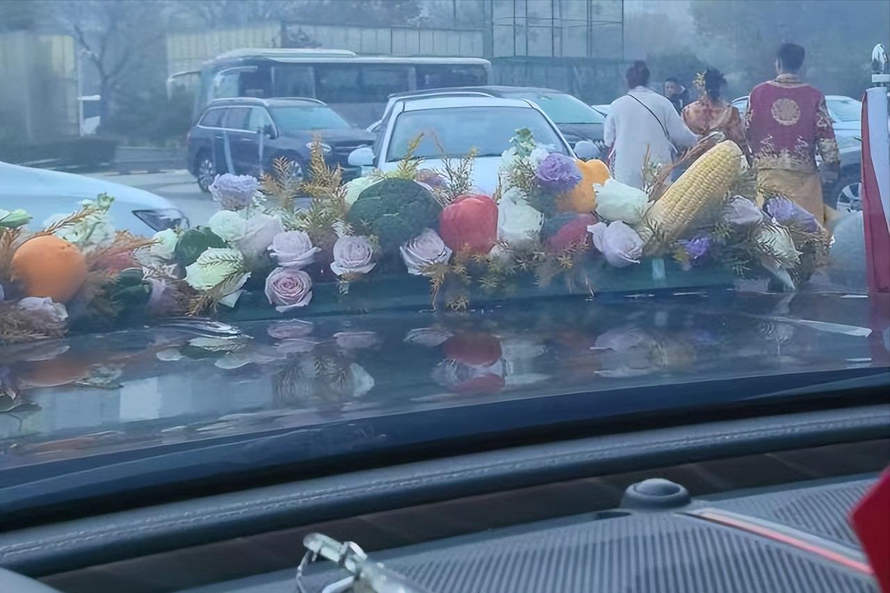 我也是醉了，河北人把“”拦路抢劫“”说得如此清新脱俗。在河北廊坊，一婚车刚从酒