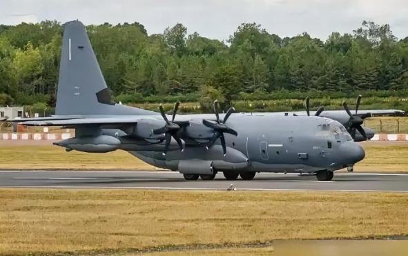 这就是打扫战场的好处！伊朗在美国炸毁的两架C-130运输机残骸里扒出来一