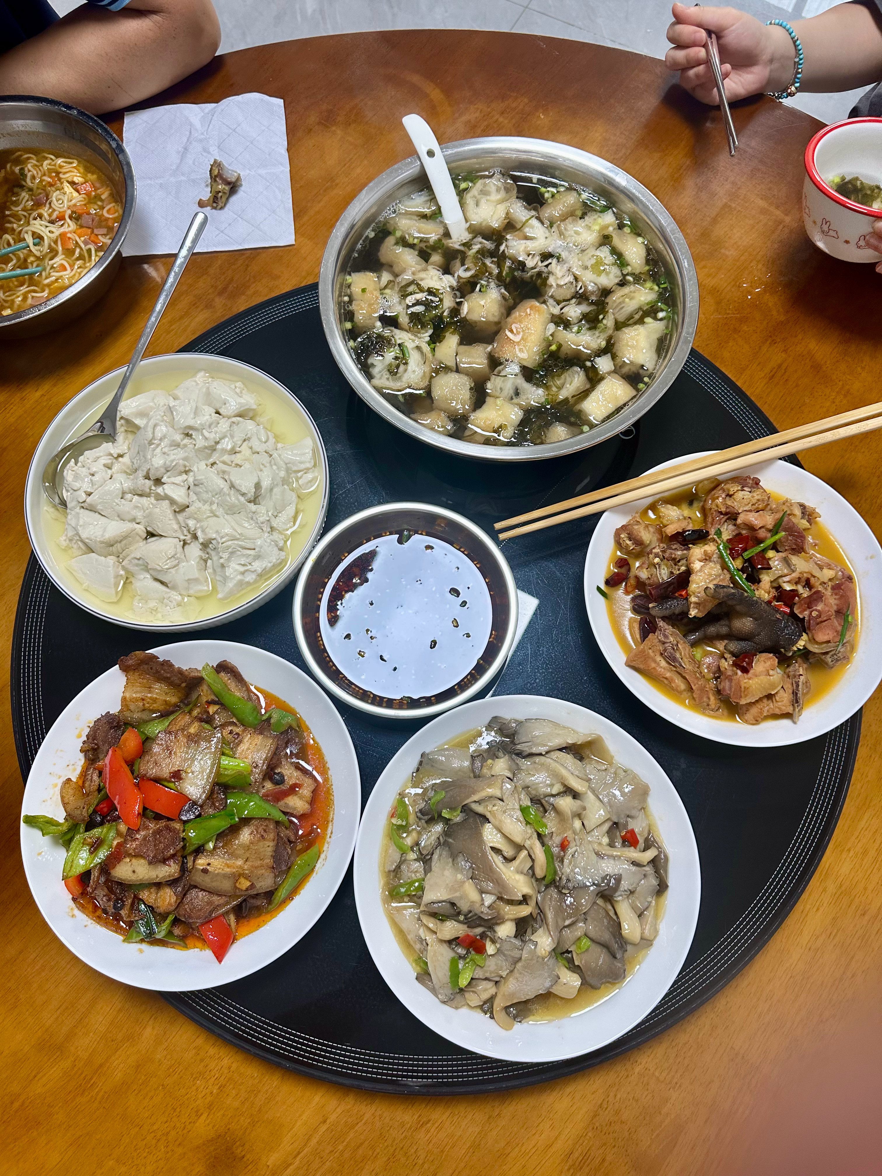 夹几片回锅肉贴秋膘，隔夜米饭来半碗成都