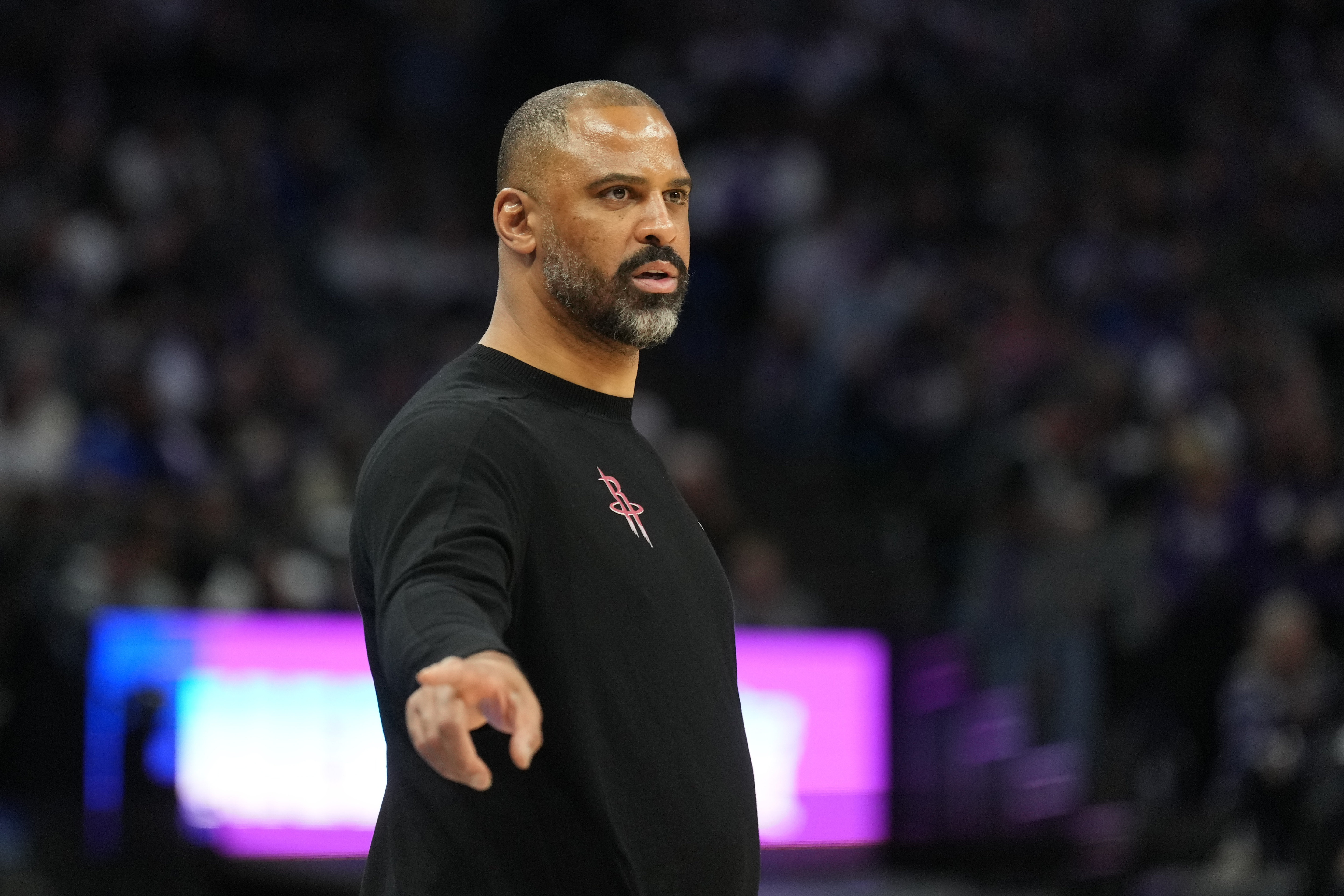 火箭队确实是一支篮板大队，在今天不敌湖人队的比赛里，我们看到了一组相当夸张的数据