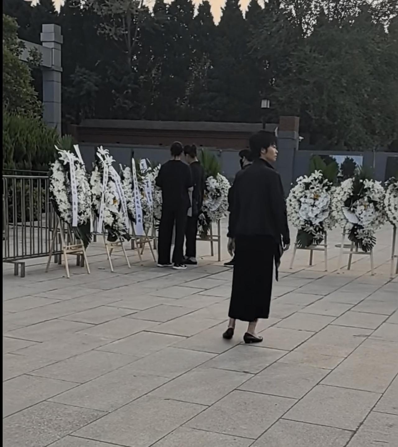 看哭了！敬一丹追悼仪式结束，女儿王尔晴站在厅外久久不愿离去，穿黑衣侧脸神似妈妈敬