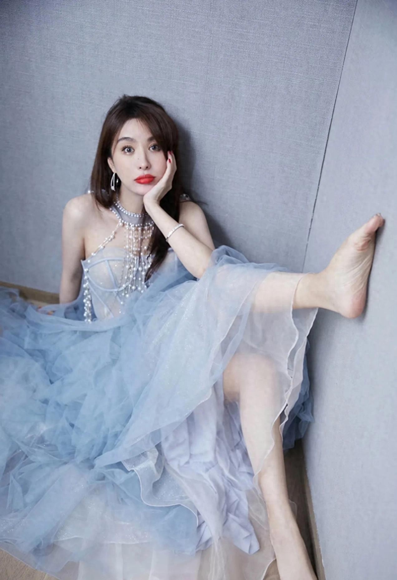 李菲儿红唇纱裙，小脚丫俏皮可爱
