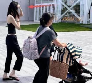 何穗海边带娃三保姆随行，网友：这才叫带娃