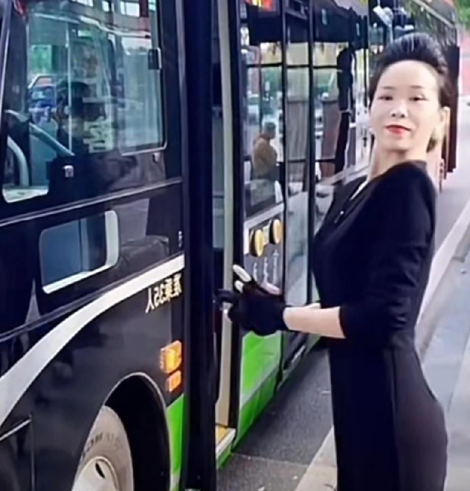 女子自发在公交车站为他人服务引热议！10月19日，山西一女子身着类似空姐的衣服，