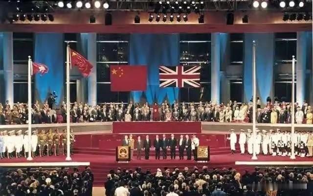 当年条约写得明明白白，香港岛是永久割让给英国的土地。按照近代殖民世界的惯