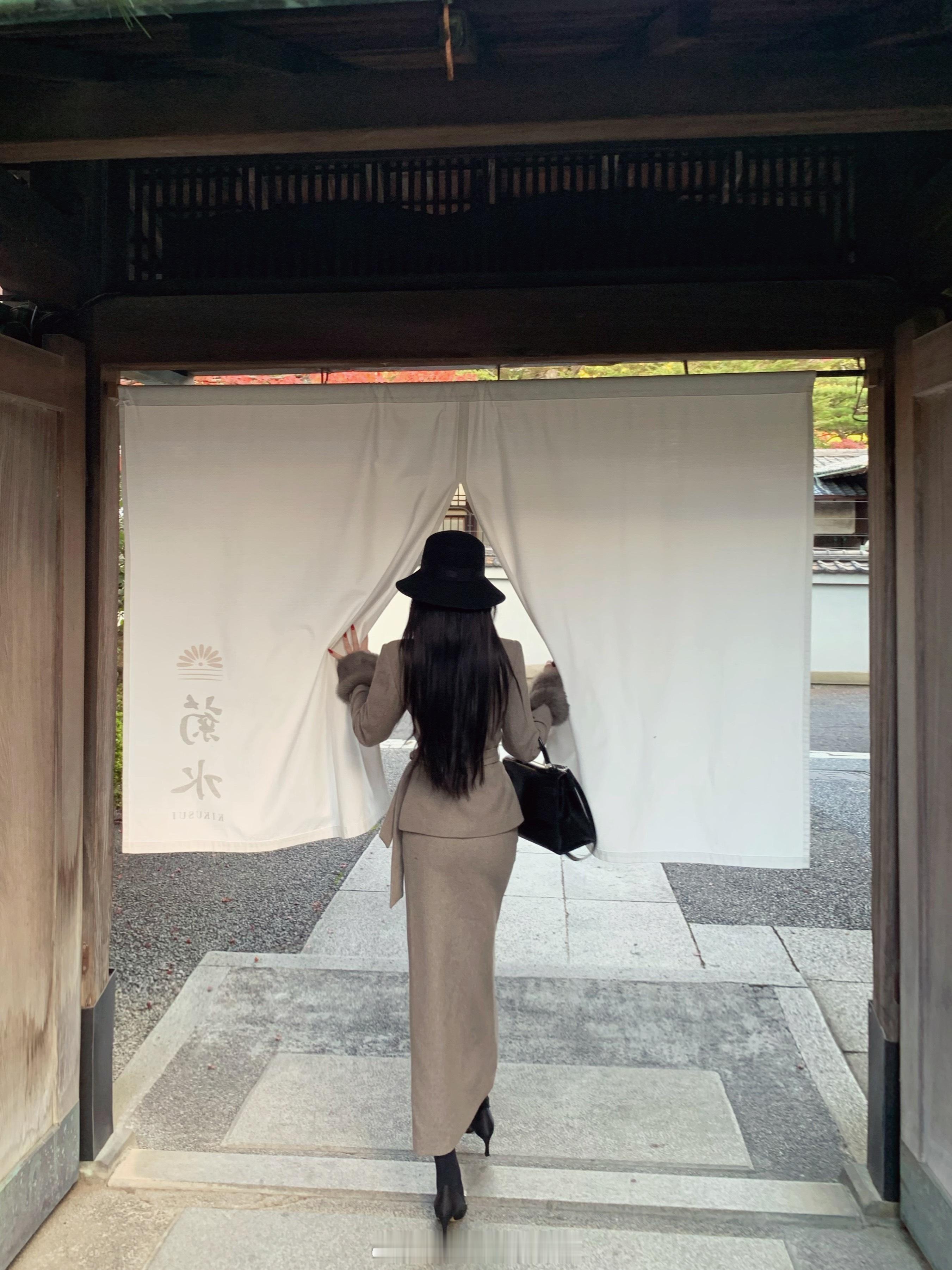 加更一条我喜欢的这个套装🍁不光是内搭外套也需要一些新鲜感