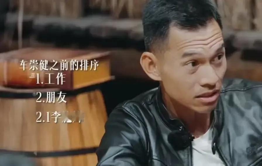 车崇健在电台里被问“谁对你最重要”，他数了妈妈、经纪人、已故前辈，把绯闻女友李施