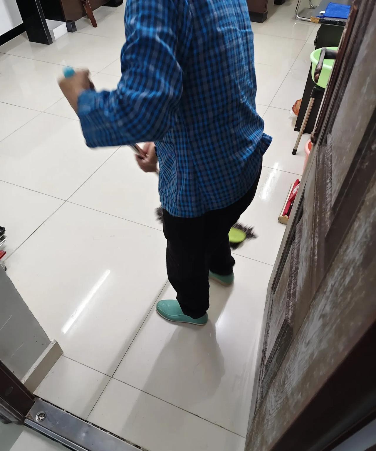 最近这两个月，我们公司已经换了三个保洁阿姨了。我们公司保洁，上半天班，一个月工