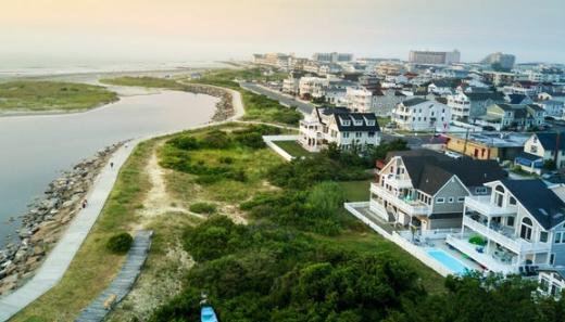 美国满大街流浪汉的根源就是美国的房产税制度，在美国你买了房房子是你的不假，房屋产