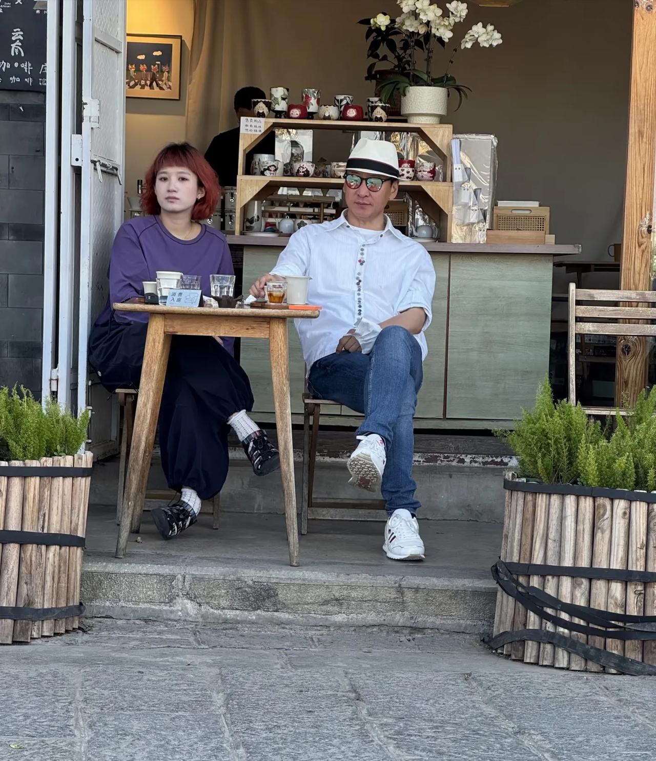 有网友在大理喜洲古镇偶遇了演员周杰，戴着帽子，墨镜，穿着简单的白衬衣牛仔裤，