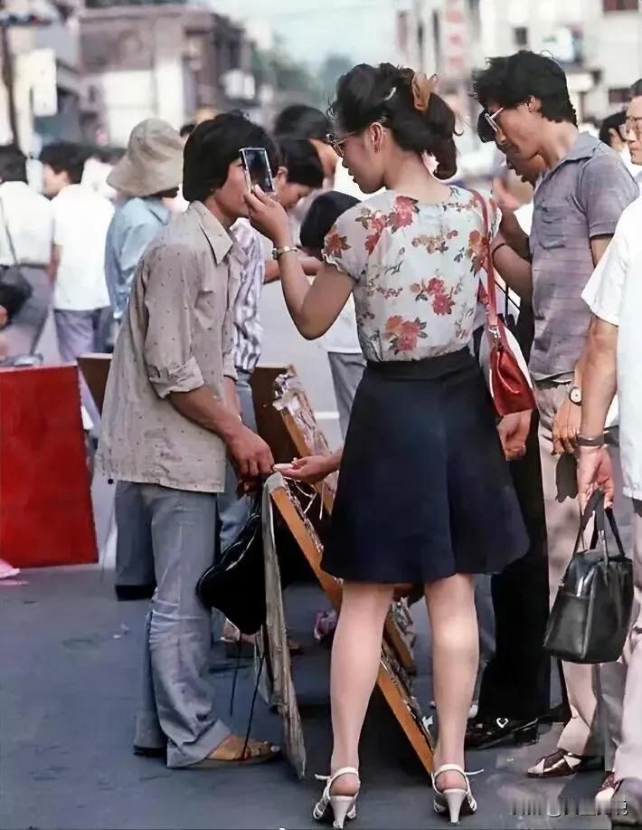 1985年的街头美女，图一美女手中是拿着手机吗？如今四十年过去了，想必照片中的