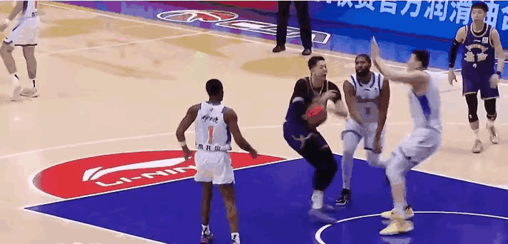 沈梓杰这下太惨了！北控与新疆比赛开始刚刚1分钟，沈梓杰脚踝90°崴脚，沈梓杰痛苦