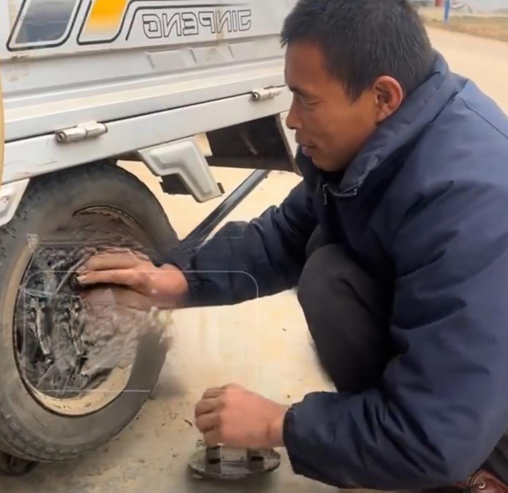 李喜柱3岁得了小儿麻痹症，双腿落下残疾，8岁那年视网膜脱落，16岁彻底看不见了。