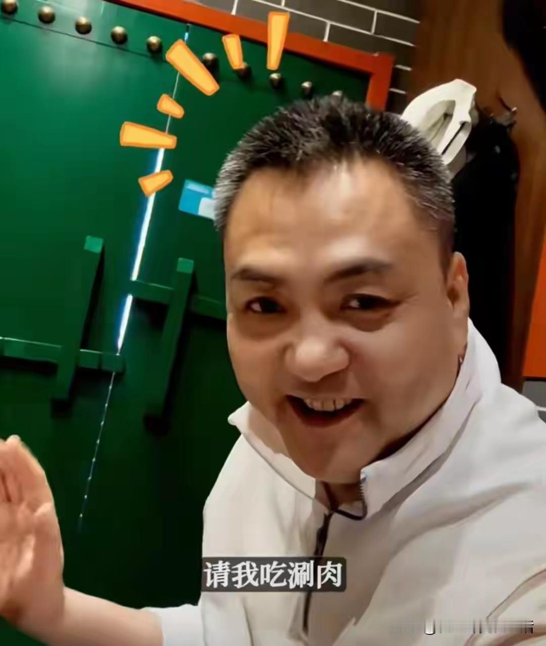 《还珠格格》中箫剑的扮演者朱宏嘉，最近拍摄短视频，参加朋友聚会，人到中年有些发福