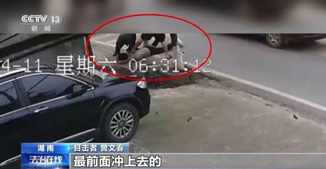 “这真是勇士！”7月13日人民日报报道湖南郴州，一个光膀子满身纹身的壮汉跑到村子