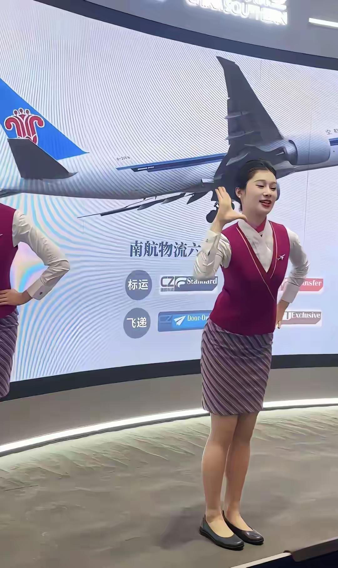 以前我一直觉得空姐就是在飞机上服务乘客的，没有想到她们多才多艺得很。航空公司搞