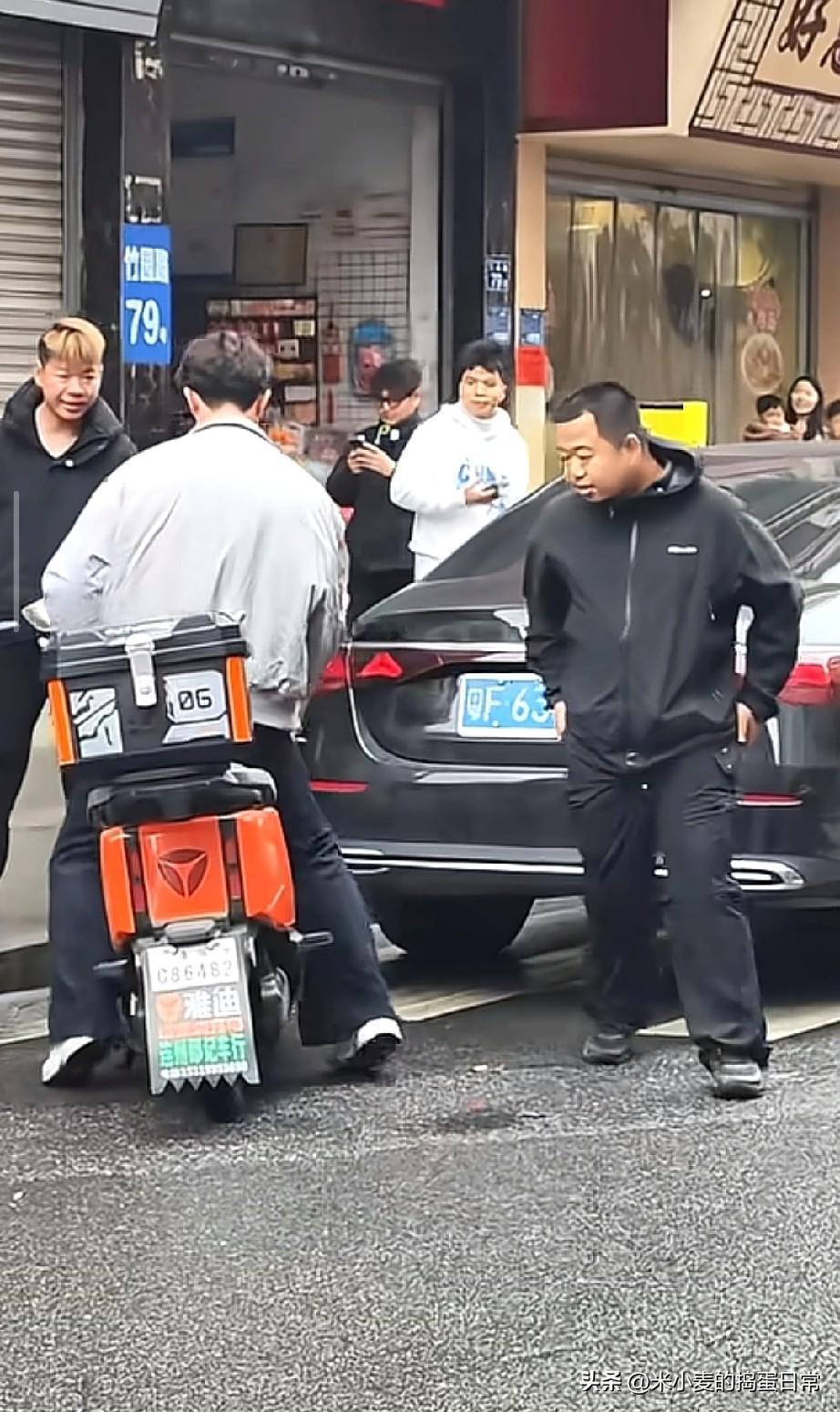 蓝战非回广东过年，在清远街头被“截胡”，网友笑疯：这才是顶流排面！谁能想