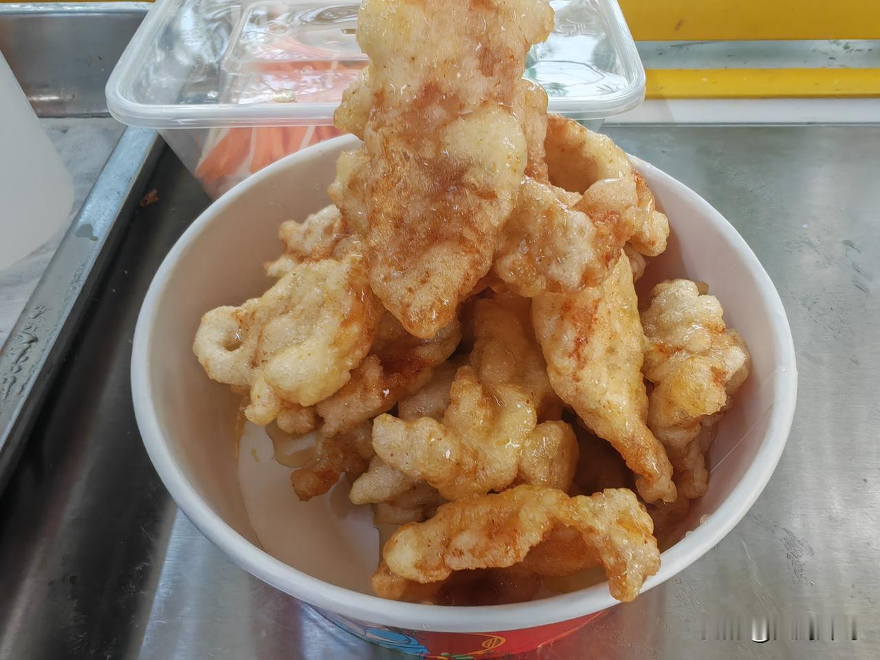 锅包肉是酸甜口味，经过高油温炸制，外酥里嫩，非常好吃的一道东北菜。回锅肉是川菜