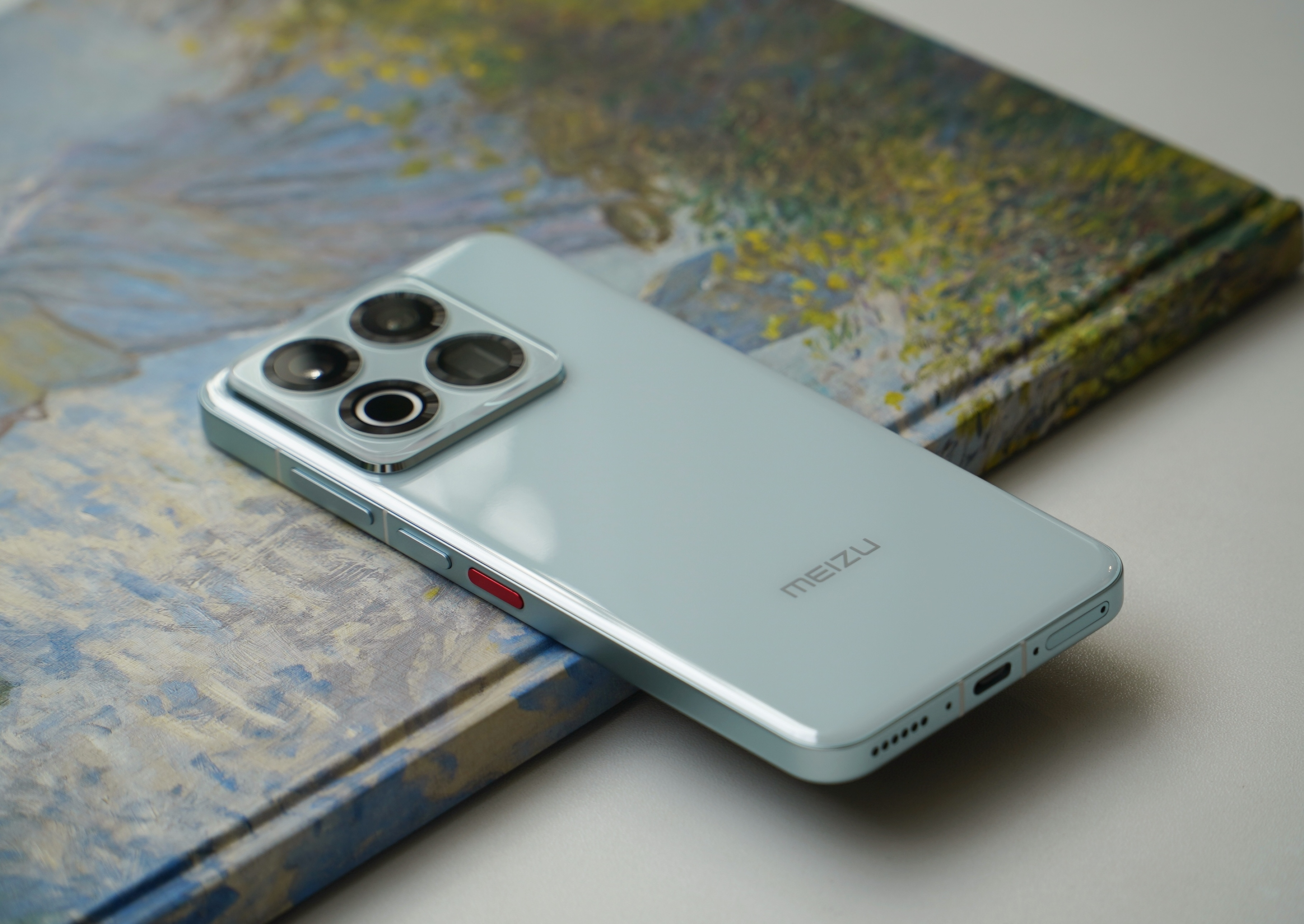 魅族22月白天青真机上手图：白色控的我，还是没忍住买了月白天青的魅族22。[并不