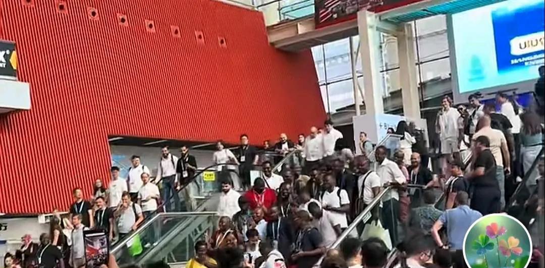 但凡有点骨气的黑人，学成后都应该立即返回家园建设非洲，这才是对中国最好的感谢和报
