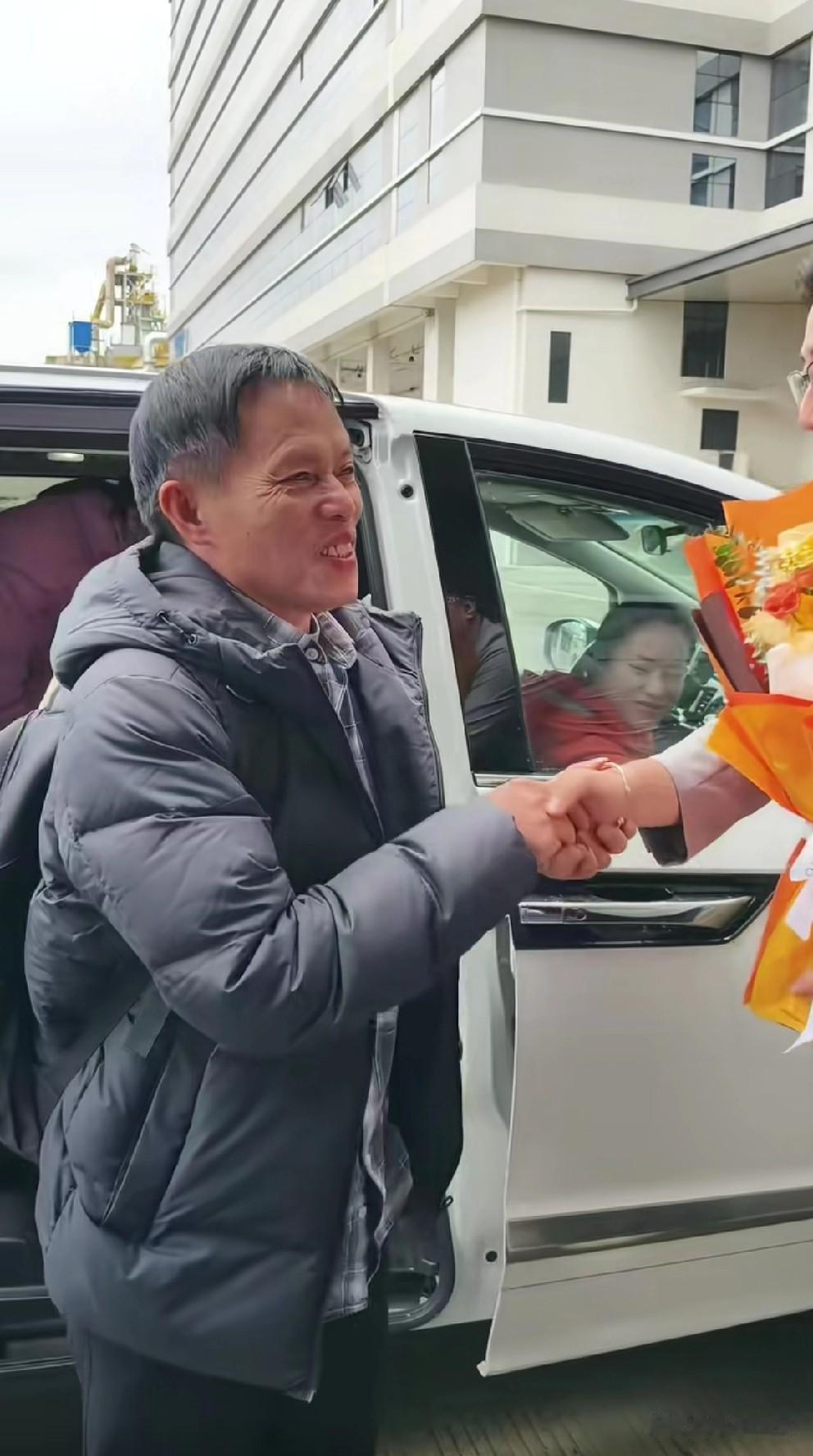 梁志辉爸爸已经被诟病了，不停的带货，不停的带货，这不，明天又要带货蓝月亮了。这回