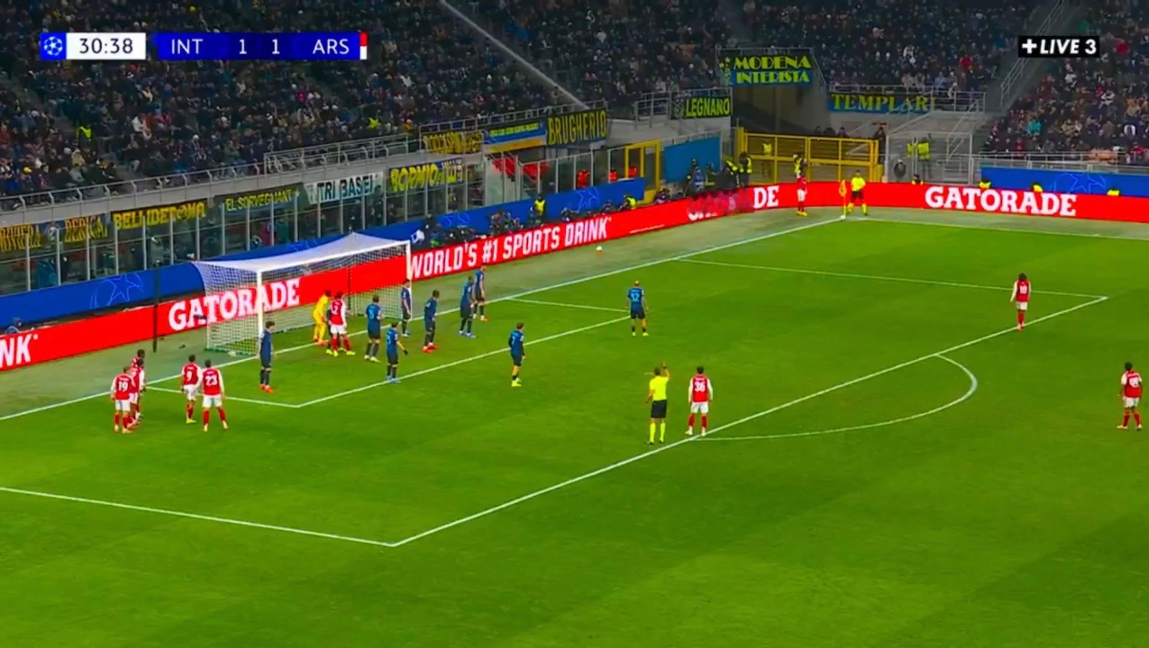 齐沃赛前说知道如何应对阿森纳的角球战术，方式就是“区域防守”，但看上去并不好使，