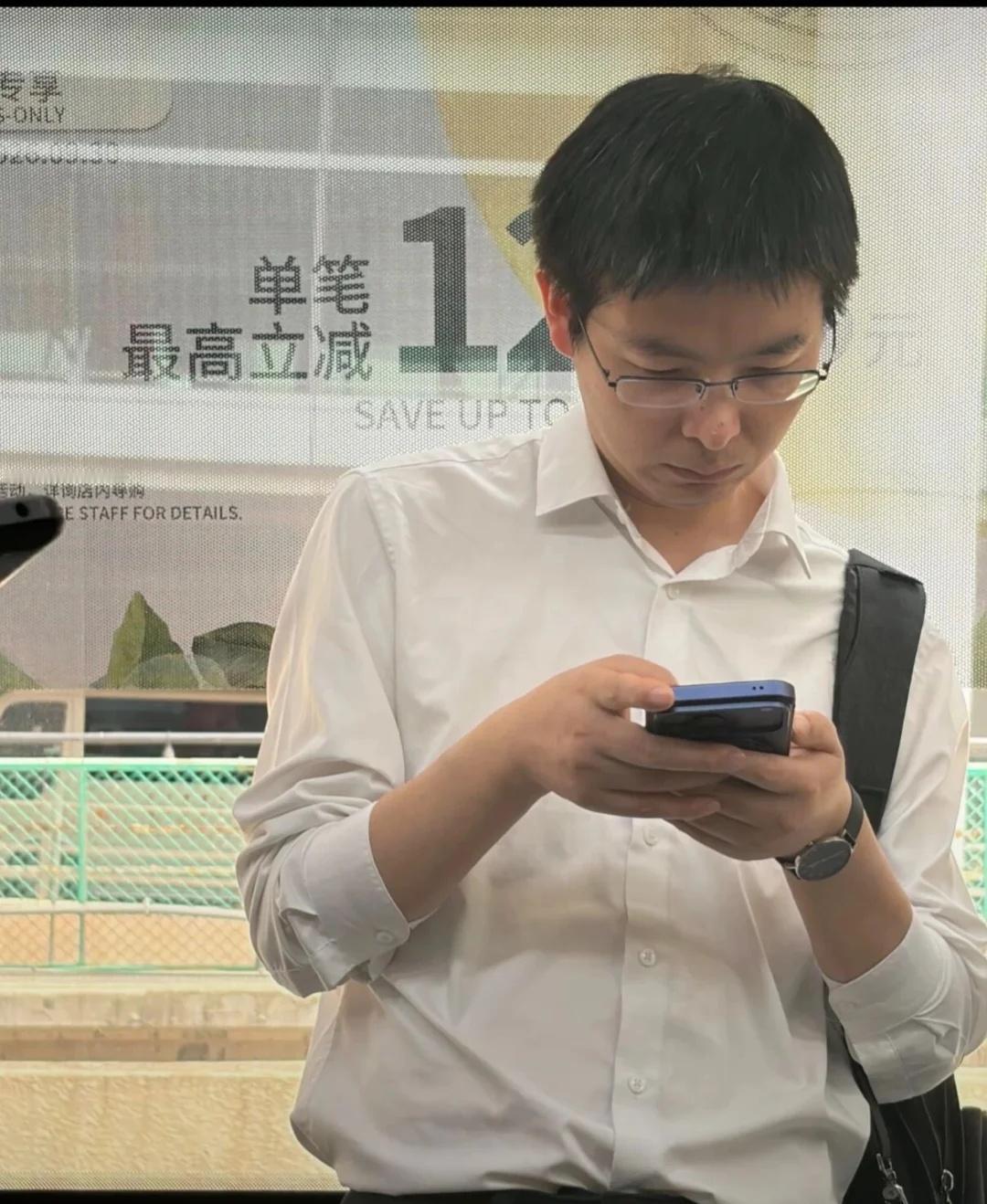身家千亿的CEO，独自背着双肩包挤摆渡车9月8日，有网友在北京首都机场摆渡车上