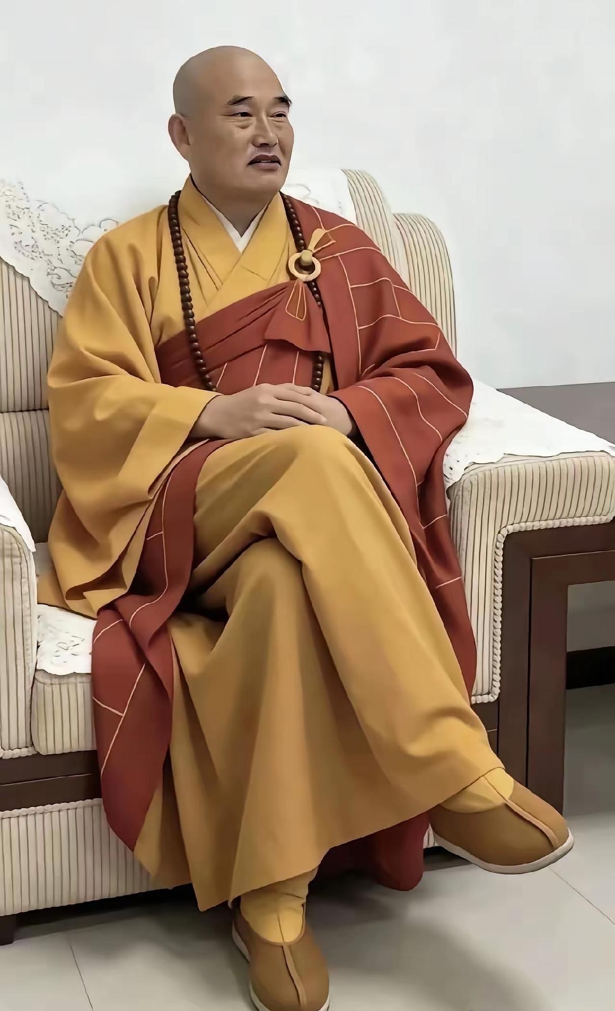 “大衣哥”朱之文演技精湛，演啥像啥。若真让他当主持方丈，观众也完全信得过。这些年