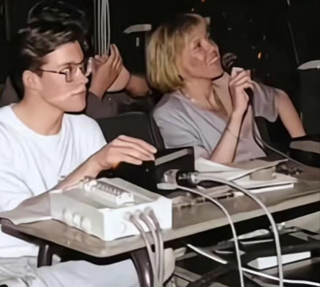 学生时代的马克龙和老师布丽吉特的合照：马克龙，戴着眼镜，白色背心，神情专注。布丽