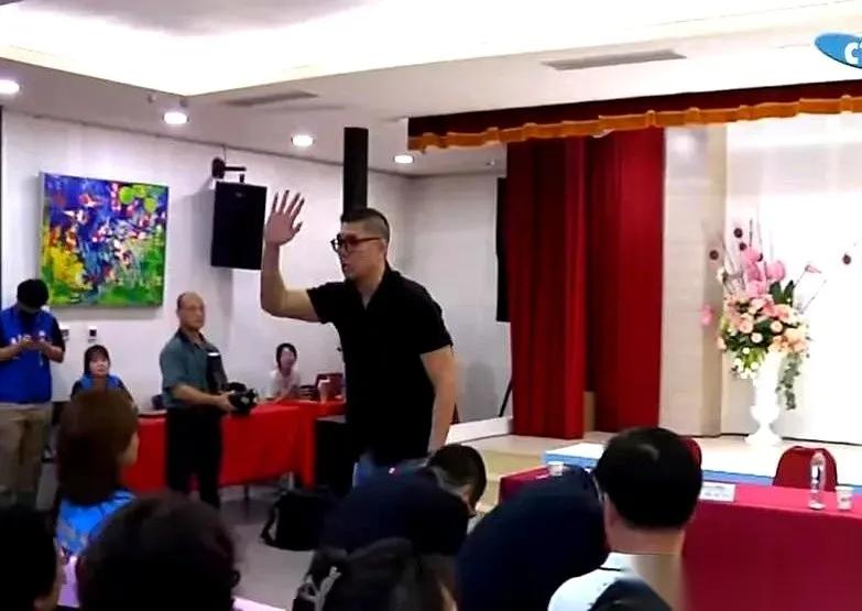 连胜文这波操作，直接把场子给搅翻了！本来局是他攒的，是他让这场会看着“像那