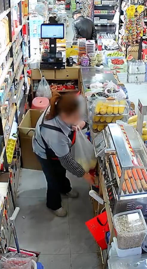 离谱！兰州超市收银员，靠老板三年信任，5个月偷247条香烟，价值5.4万！谁能料