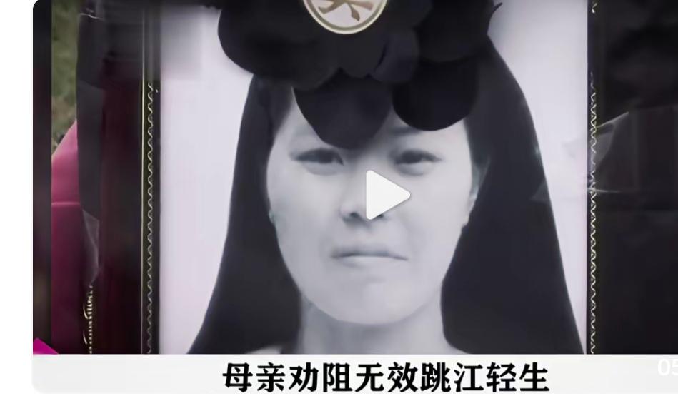 儿子上网打游戏，妈妈找到了，在网吧，大骂，还用巴掌打了他的脸。儿子面子尽失，