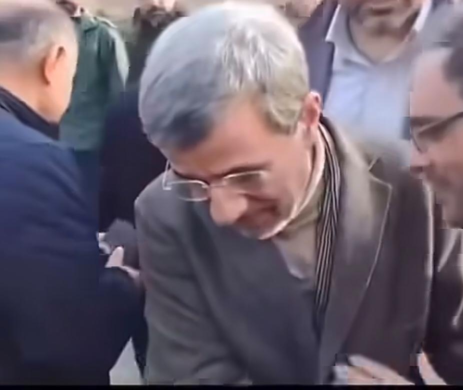 伊朗前总统内贾德于2026年3月4日现身德黑兰的贝赫什特-扎赫拉烈士公墓，国家生