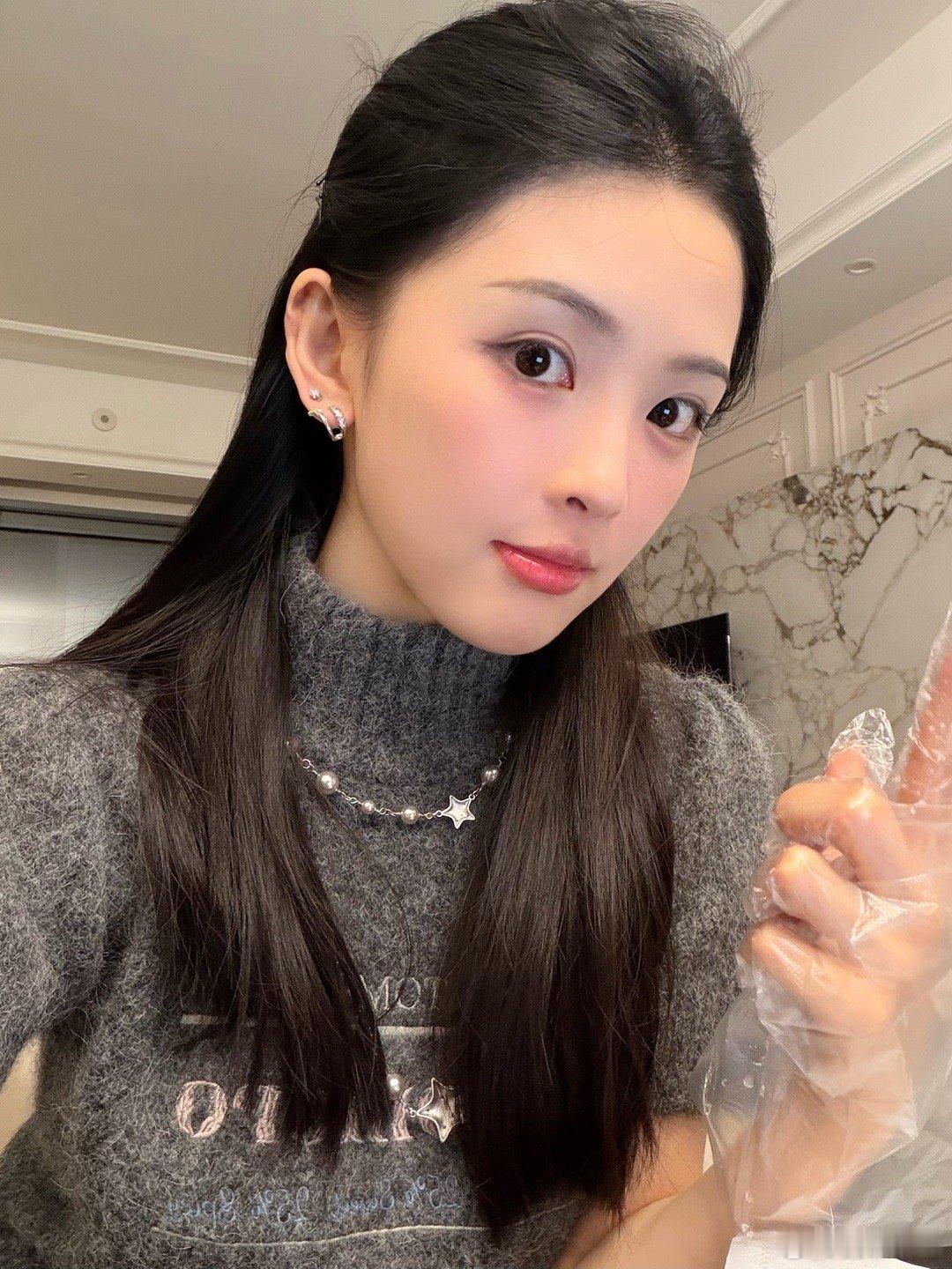 今天直播穿的一套来啦衣服裤子：moromoro耳钉项链：recopan