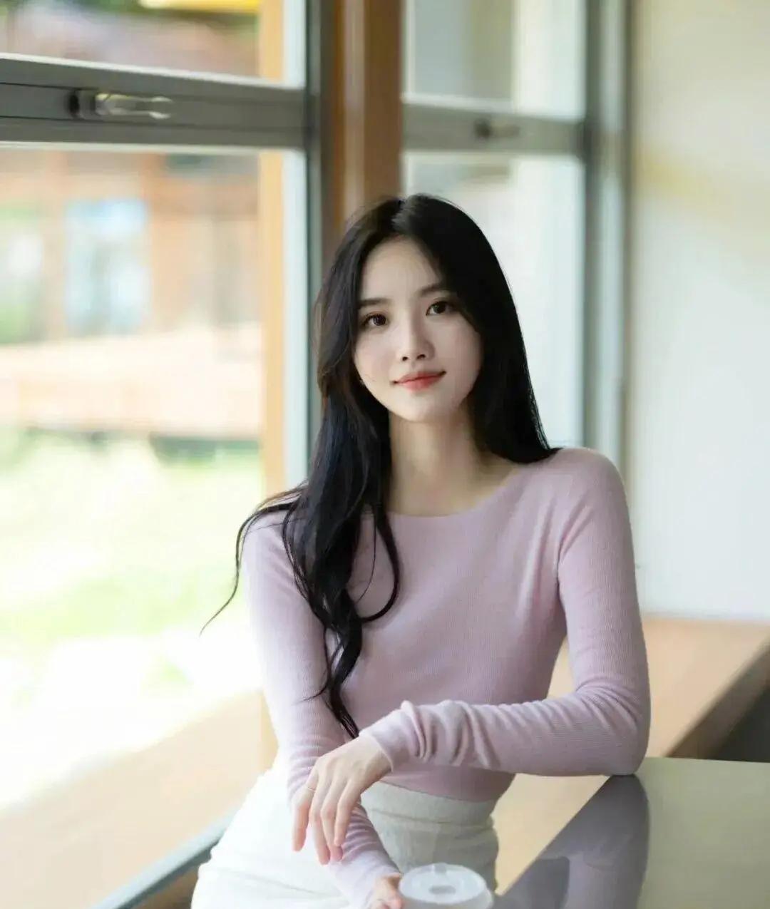 温柔甜美的午后时光，浅粉色毛衣搭配白色裙子，自然光洒进室内，温暖而宁静。浅粉色系