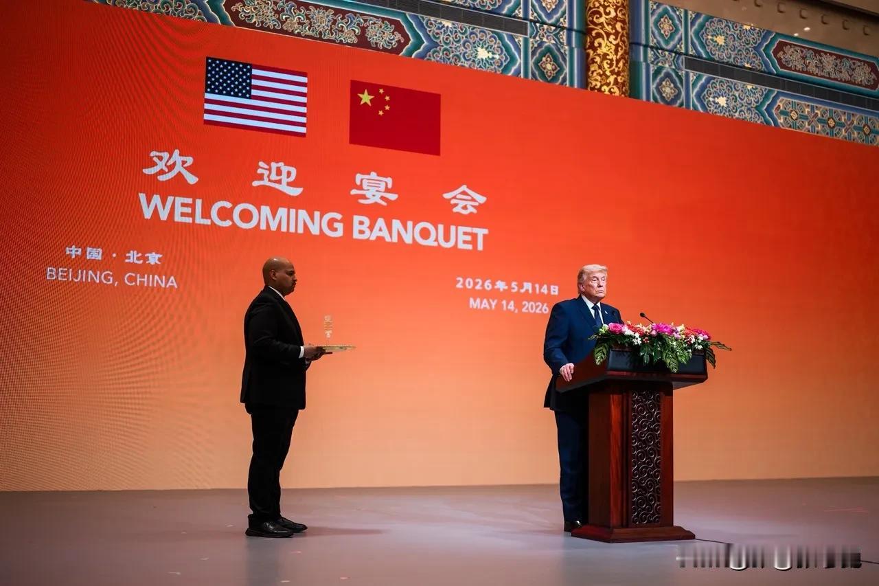 特朗普昨天发文说：“中国有气派的宴会厅，美国也应该有！我们的正在建设中，进度比计