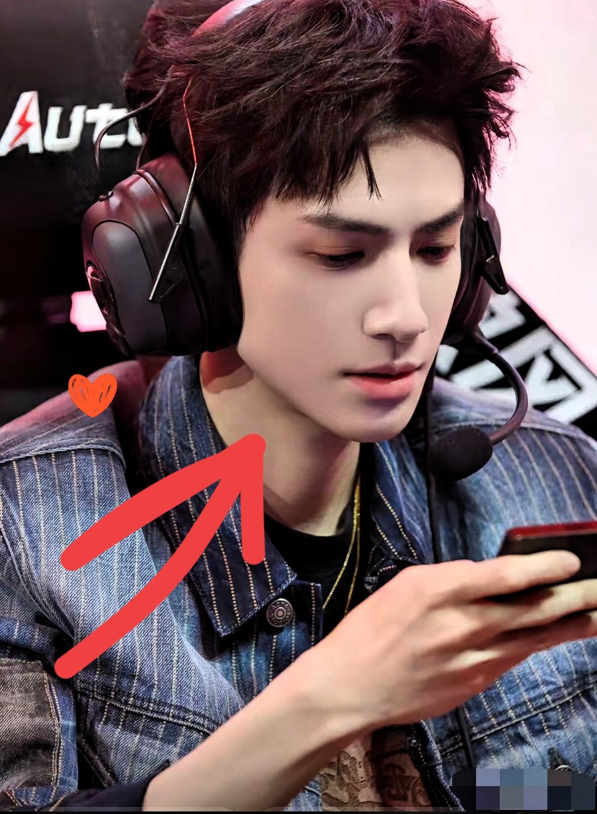 这个世界上，我最搞不懂的人，就是罗云熙了，明明已经是D神，为什么还要去当演