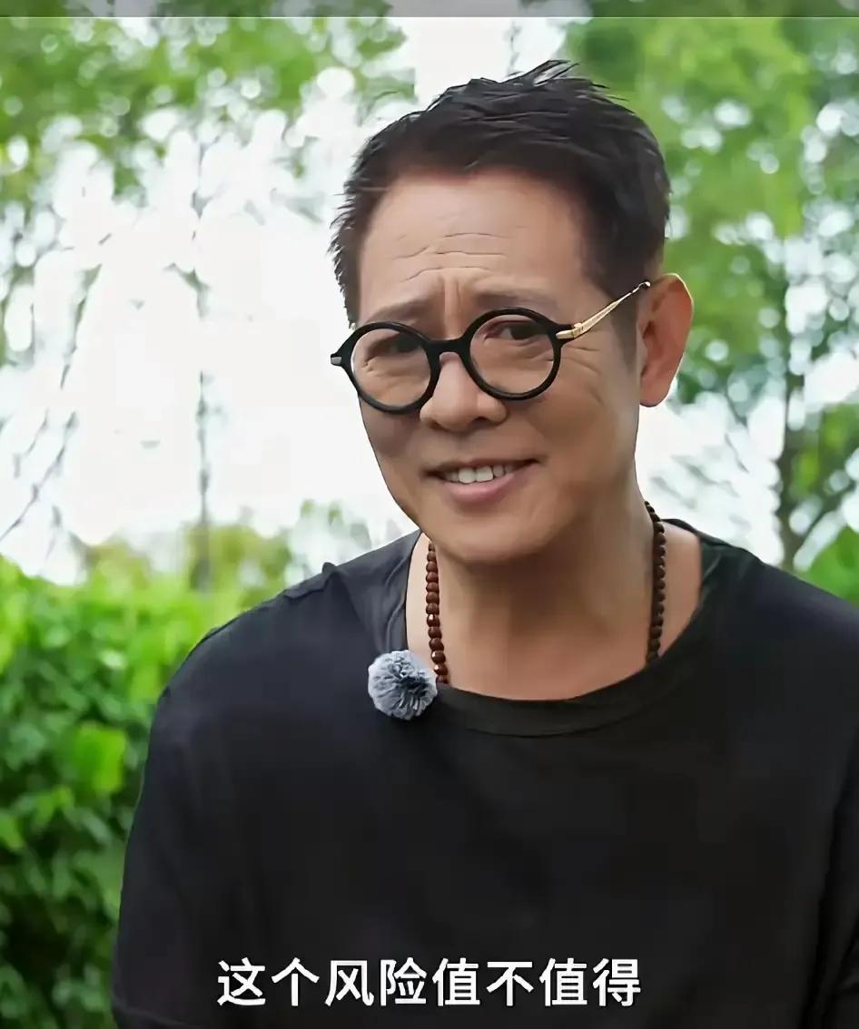 李连杰自己拍视频说没换心脏，还把美颜关掉，皱纹眼袋全露出来。镜头里他一句玩笑“