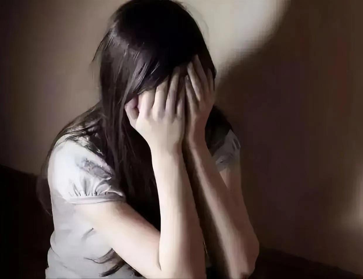 少女大腿摸不得！济宁一名高三女孩陪妈妈去洗浴中心等候时，被醉酒男子故意摸大腿猥亵