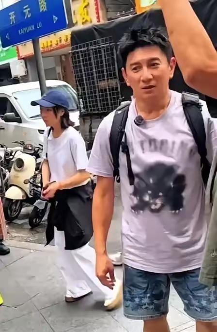 为何现在吴奇隆很少拍戏了十月一号那天，吴奇隆跑去了天安门广场，跟普通游客一样老