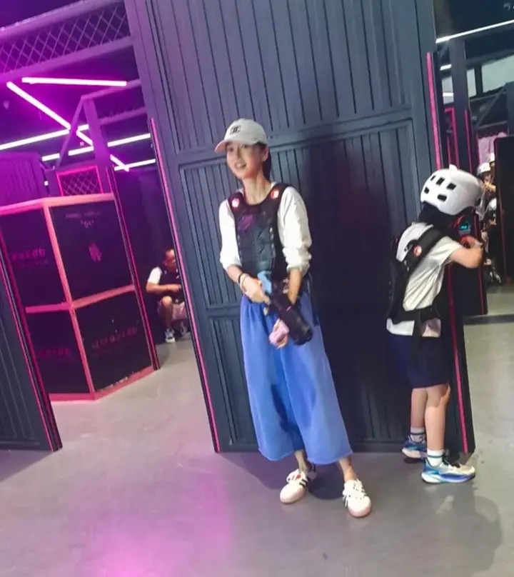 杨颖带儿子现身香港迪士尼游玩，母子俩尽情玩乐！小海绵长发抢镜