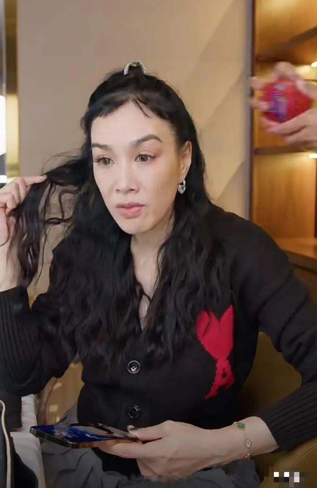 钟丽缇学韩国女团剪的胎毛刘海绝了，已经没有少女的灵动，真的不适合动少女的心思了…