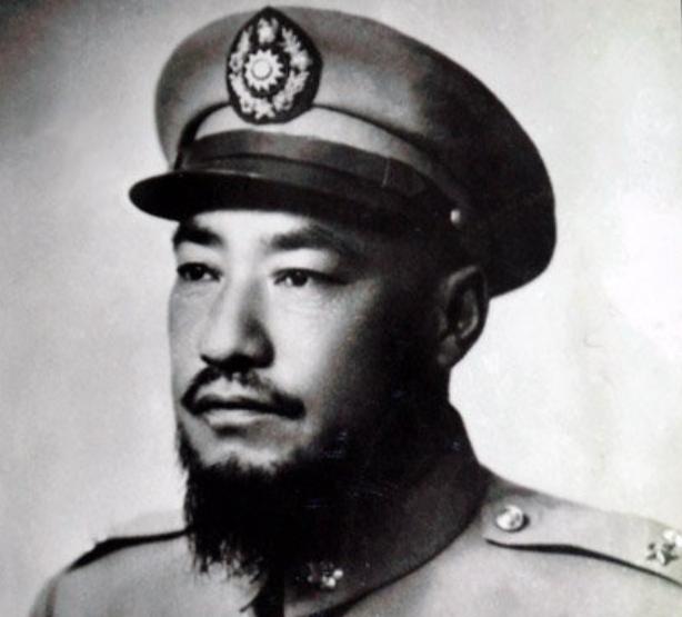 他活埋近5000名红军,却逃到国外安享晚年,如今竟然还有人歌颂他。他下令杀死数千