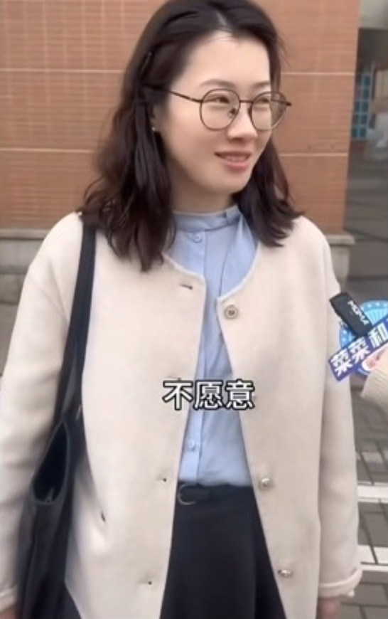 女性拒与男友奋斗引争议