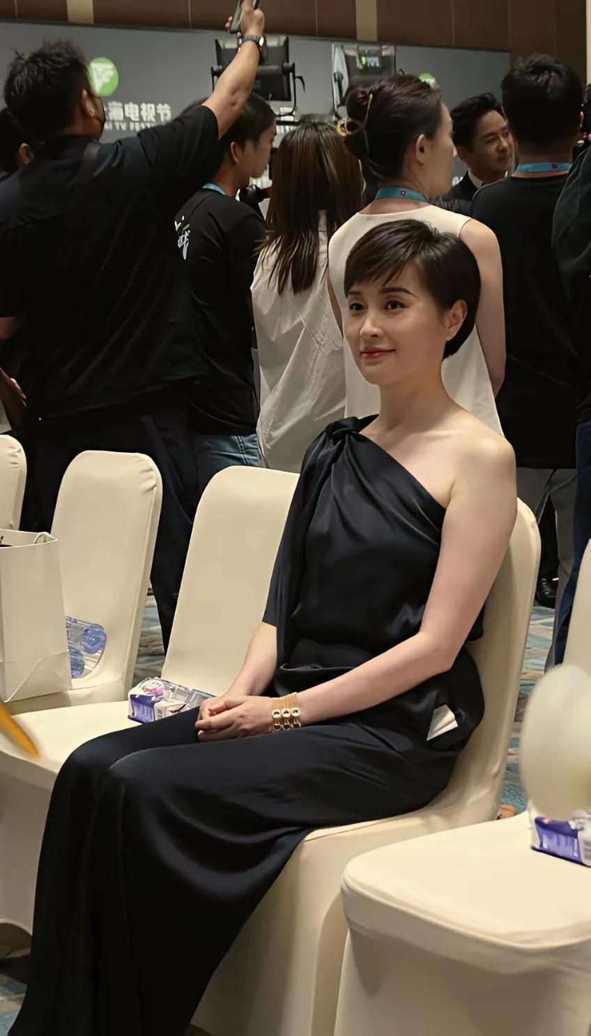 被吴越的优雅杀疯了！这是什么“剧抛脸”女神的隐藏魅力谁能想到，低调的吴越老