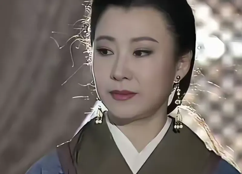公元前599年，40岁寡居的夏姬正斜躺榻上陪侍陈灵公。陈灵公色眯眯看着她嬉笑道：