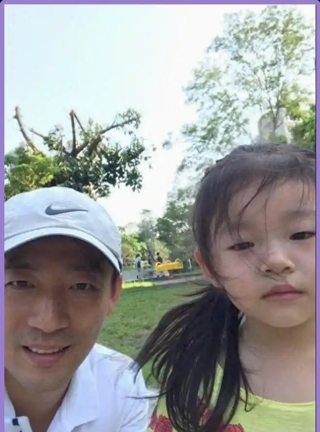 11岁的小玥儿穿着白裙子，样子特别像妈妈大S。​