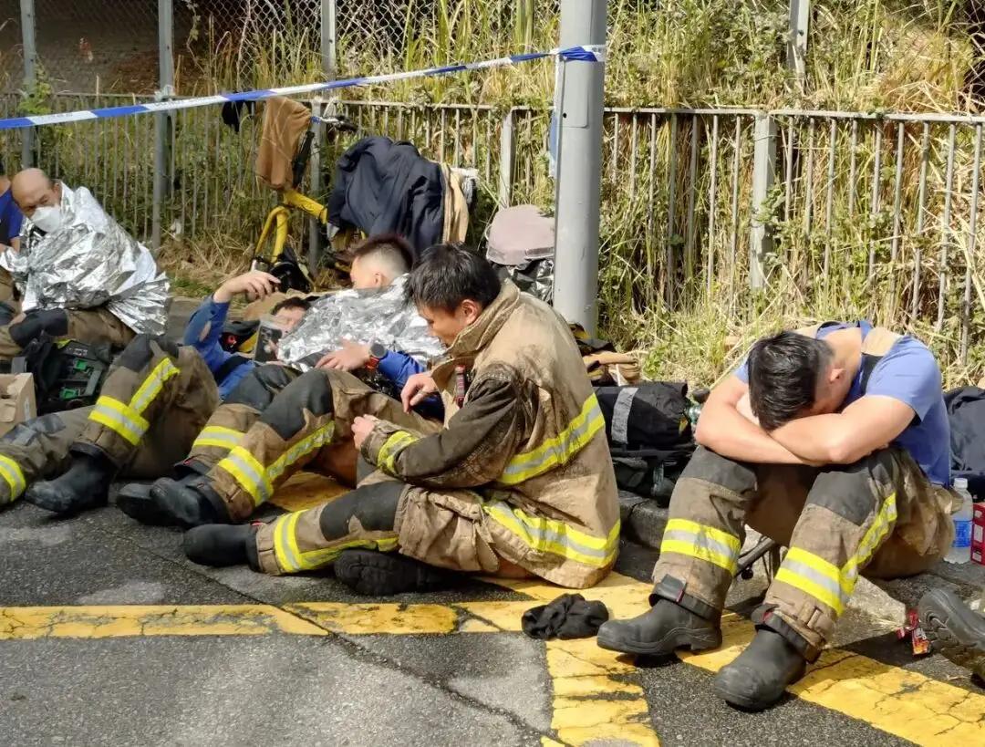 香港大埔宏福苑大火事件中，超过1250名消防员连续奋战超过40小时，展现了无比的