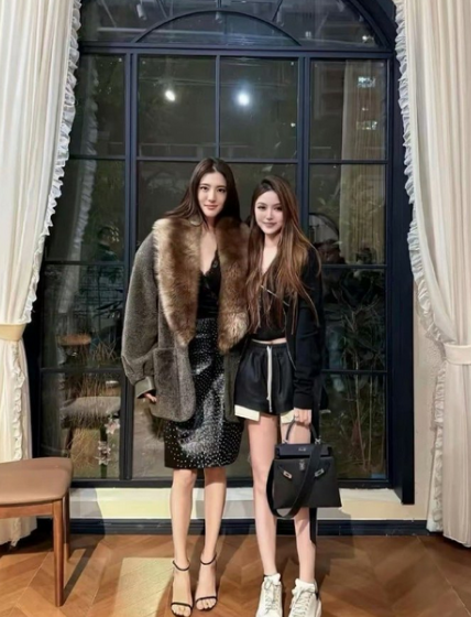 左边这个女人才是真正的名媛，太美了。​​​​