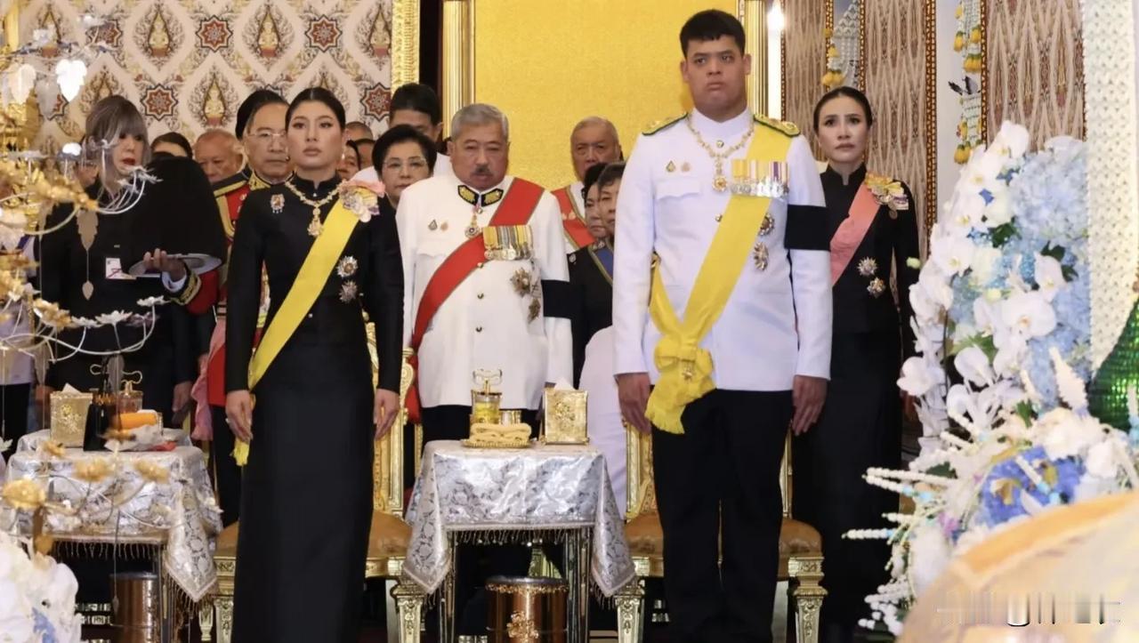 泰国的老太后一走，这个提帮功王子还没有坐上王位，感觉他又少了一个依靠。所以他